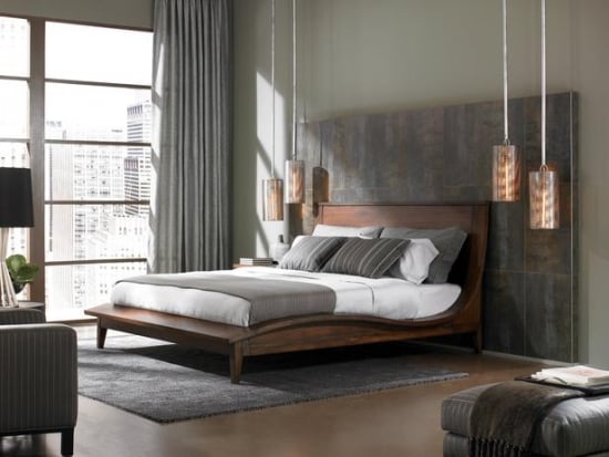 Dormitor in stil urban modern cu corpuri de iluminat suspendate langa pat