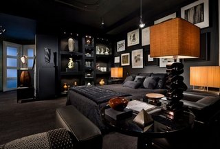 Dormitor negru cu gri si spoturi atarnate din tavan