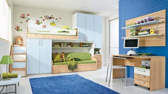 Dormitor pentru baieti cu pereti cu stickere decorative mobilier din lemn si covor albastru viu