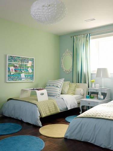 Dormitor pentru doi copii cu pereti verde si bleu pal covorase rotunde si perdele in dungi