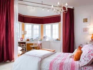 Perdele rosu visiniu intr-un dormitor mobilat si zugravit cu alb
