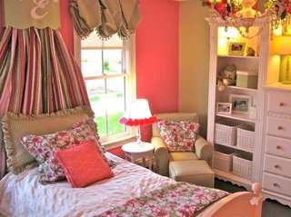 Stil cottage de amenajare a unei camere de fetite cu mobila alba si pereti roz cu crem