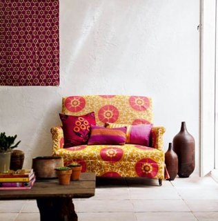 Canapea de o persoana si pernute decorative cu imprimeuri combinate