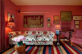 Living rosu decorat in stil oriental 