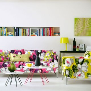 Living tropical cu canapea si fotolii cu imprimeuri florale indraznete