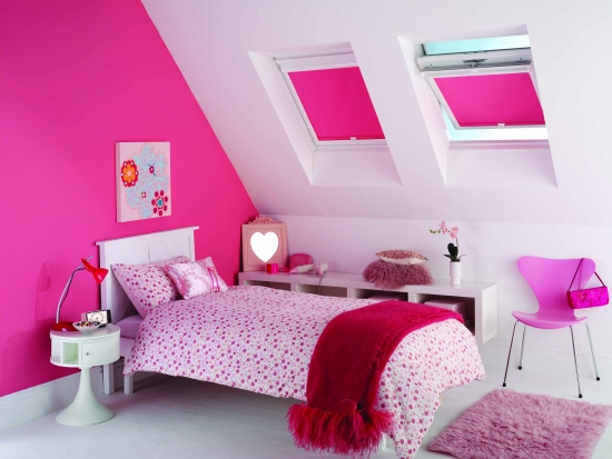 Dormitor la mansarda pentru fetite cu perete rosu si rolete textile asortate