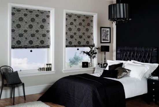 Rolete textile culoare gri cu imprimeu floral negru decor ferestre dormitor modern