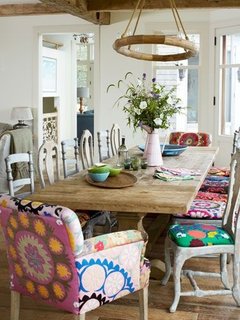 Masa de lemn dreptunghiulara scaune colorate cu modele florale