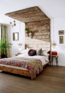 Rama de pat din lemn si tablie pana in tavan