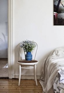 Scaun alb cu sezut tapitat noptiera in dormitor scandinav