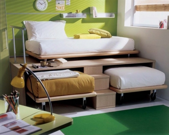 Model de pat cu platforma inaltata cu canapea deasupra si pat de dormit sub