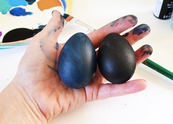 Doua oua vopsite in negru si albastru