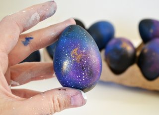 Vopsirea oului de paste pentru a semana cu o galaxie