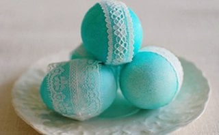 Oua de Paste turcoaz decorate cu dantela