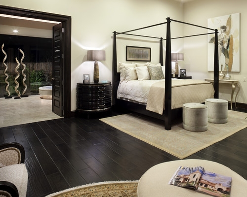 Dormitor amenajat in stil mediteranean cu zugraveala alba si parchet si mobila maro inchis
