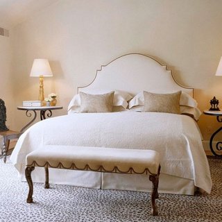 Dormitor elegant cu pat alb cu tablie rotunjita la capete