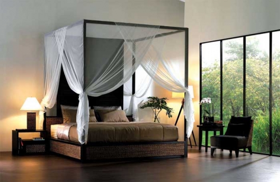 Baldachin cu perdele albe semitransparente pentru un dormitor minimalist