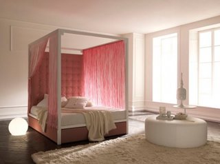 Dormitor minimalist cu pat dublu cu baldachin