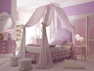 Dormitor pentru fetite amenajat cu roz si model de baldachin fixat in tavan