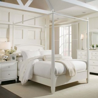 Dormitor romantic amenajat complet in alb cu pat cu baldachin