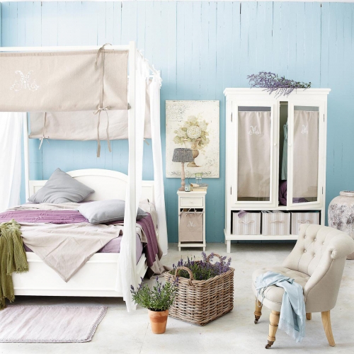 Pereti bleu si mobilier alb amenajare moderna pentru dormitor