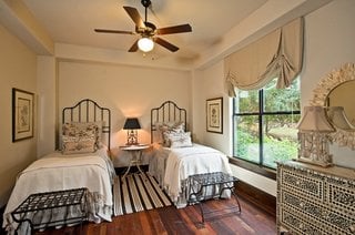 Dormitor clasic cu paturi de 1 persoana realizate din fier forjat