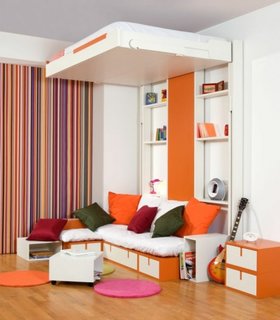 Camera moderna in nuante de orange cu pat suspendat pe perete