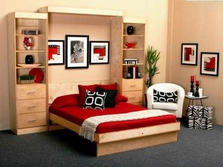 Dormitor cu pat din lemn rabatabil si covor gri