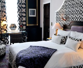 Dormitor Art Deco cu perdele in zig zaguri alb cu negru