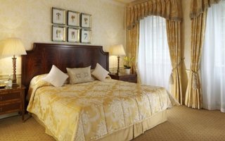 Dormitor mobilat clasic cu perdele transparente si draperii decorative