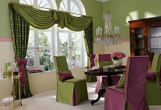 Loc pentru luat masa amenajat in stil clasic traditional cu perdea in falduri verde cu cordoane mov