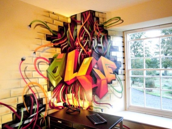 Zona de lucru cu perete cu graffiti multicolor