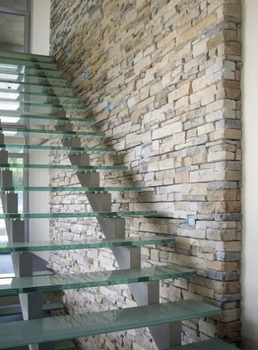 Perete casa scarii interioare placat cu piatra
