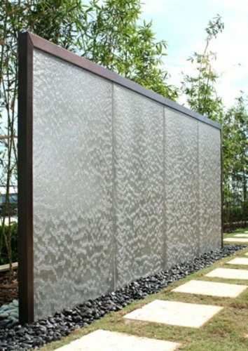 Cadru metalic pentru un perete cu apa curgatoare
