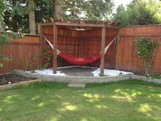 Idee amenajare pergola in gradina pe colt