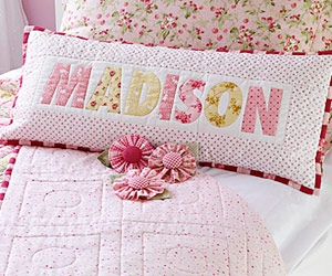 Perna decorativa pentru camera fetitei cu nume aplicat