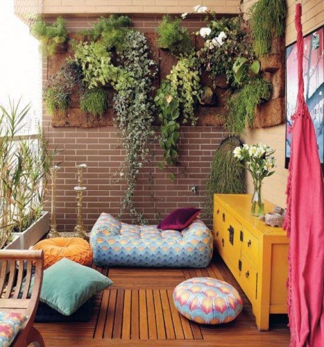 Balcon decorat cu plante cataratoare