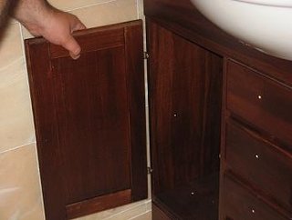 Fixare usa din stanga a dulapului de lemn pentru baie tratat antiumezeala