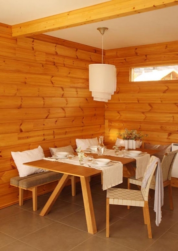 Dining cu mobila din lemn in casa moderna din busteni