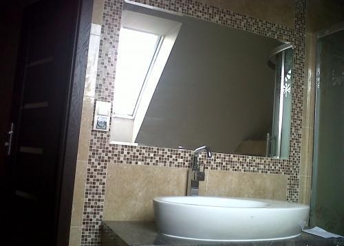 Oglinda baie incadrata in mozaic