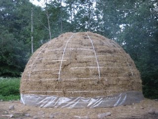 Casa sferica din baloti si lemn