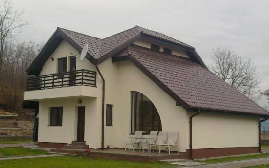 Casa cu acoperis cu forma complexa