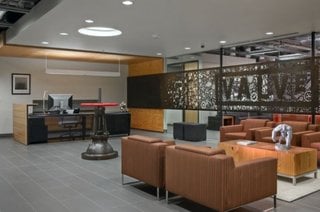 Panou decorativ din fier forjat pentru delimitarea zonei de birouri de receptie si sala de asteptare