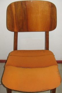 Burete vechi de sub tapiteria scaunului