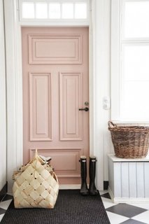 Usa intrare culoare roz cuart si pereti albi