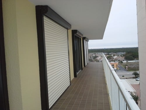 Rulouri de exterior  termostoruri din aluminiu albe si maro inchis