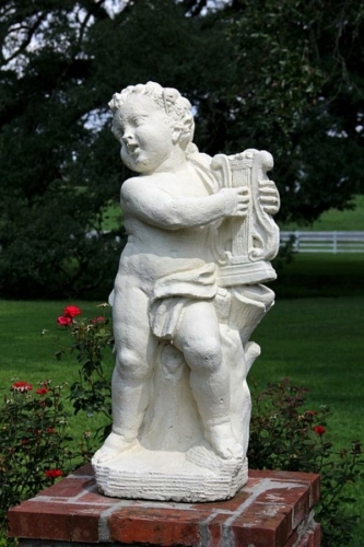 Sculptura din piatra copil care canta la un instrument