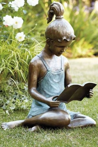 Statueta de bronz fetita care citeste decoratiune exterioara