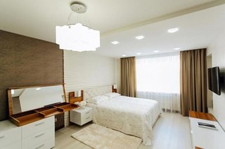 Dormitor cu decor alb-maro