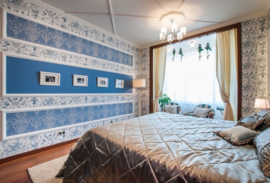Dormitor cu tapet alb-albastru